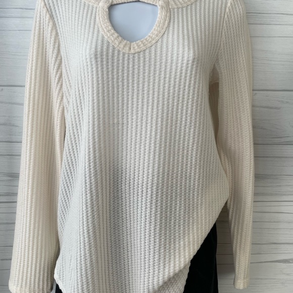 24/7 Maurice’s Cross Front Cream Sweater - Picture 3 of 4